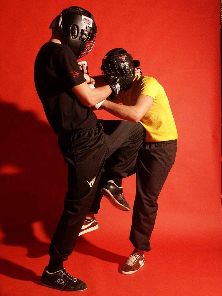 Adulți exersând tehnici de Wing Tsun la antrenament